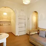 Loizos Stylish Residences Fira (Santorini)