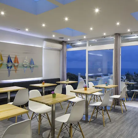 Loizos Stylish Residences 4* Fíra