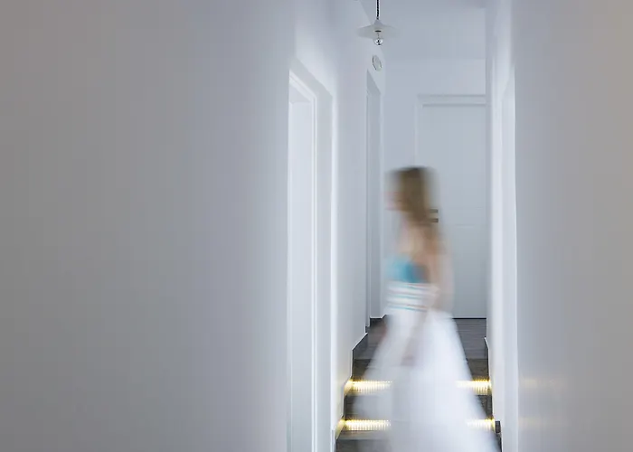 Апарт-отель Loizos Stylish Residences Тира