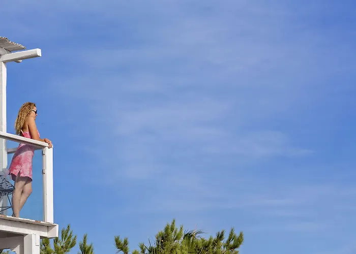 Апарт-отель Loizos Stylish Residences Тира