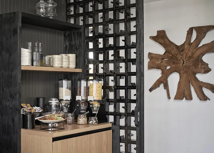 Loizos Stylish Residences 4* Тира