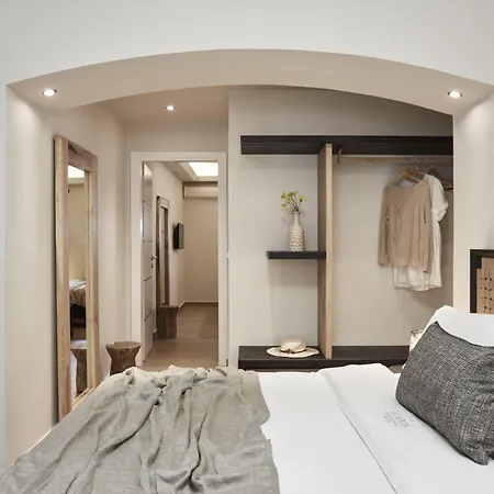 Loizos Stylish Residences Fira (Santorini)